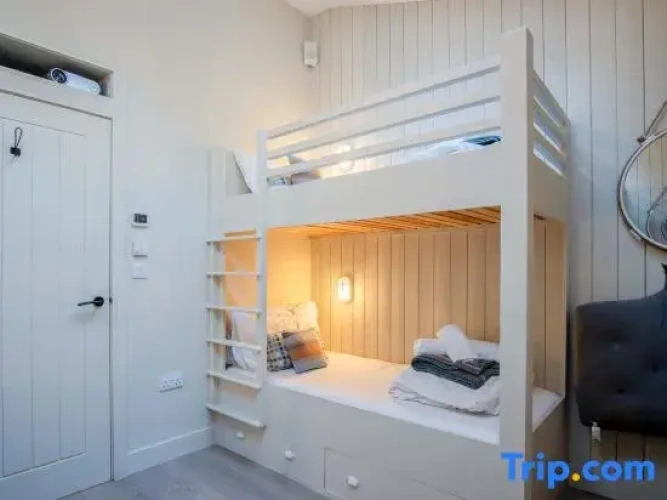 3 Bedrooms Apartment