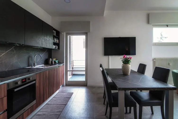 Stylish 2-Bedroom Apartment by Lake Como