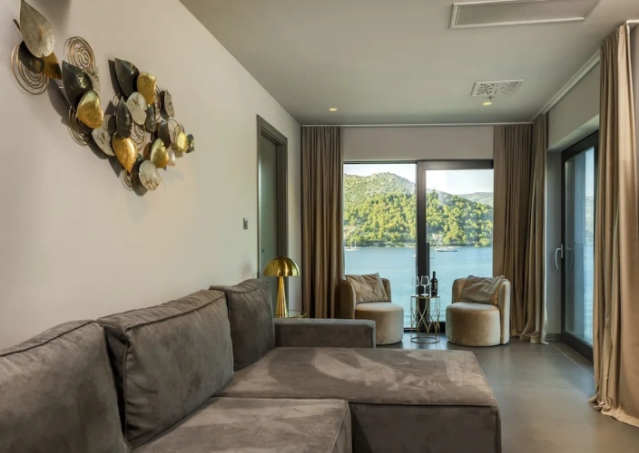 2 Bedrooms Executive Suite with balcony and with sea view