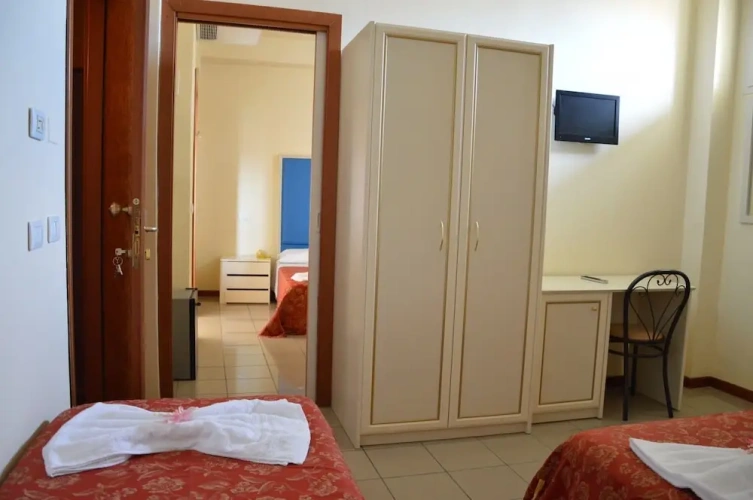 Standard Triple room