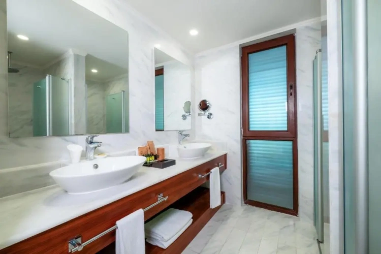 Lagoon Family Swim Up Suite