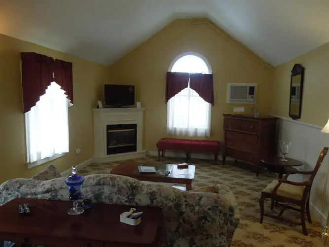 Kearsarge Inn