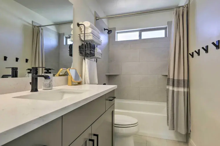 Hike & Golf: Washington Home w/ Hot Tub Access