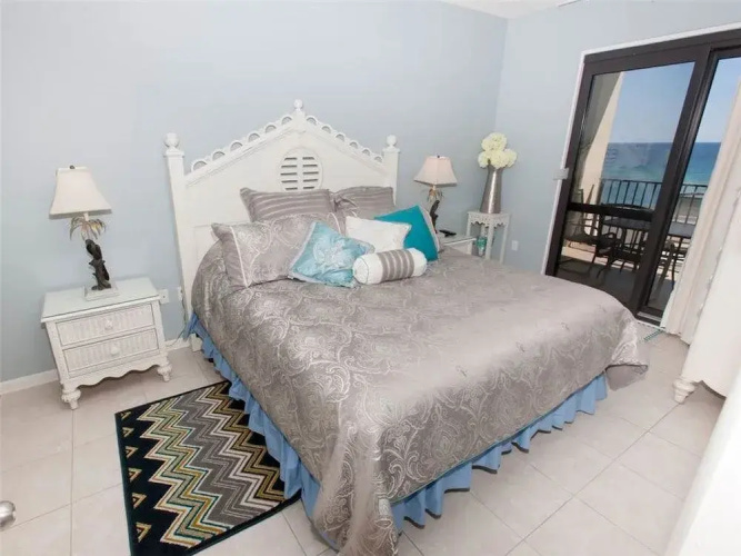 Phoenix VI 1210 - 2 Br condo by RedAwning