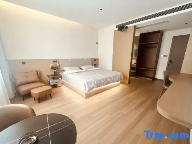 Deluxe Double room with balcony and with courtyard view
