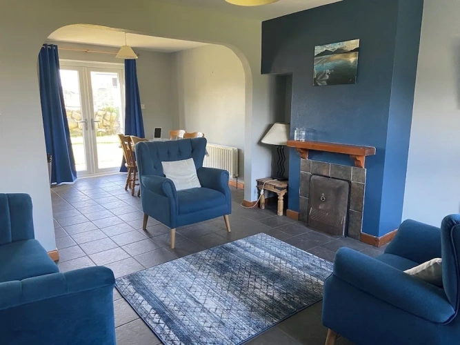 Cottage with partial sea view