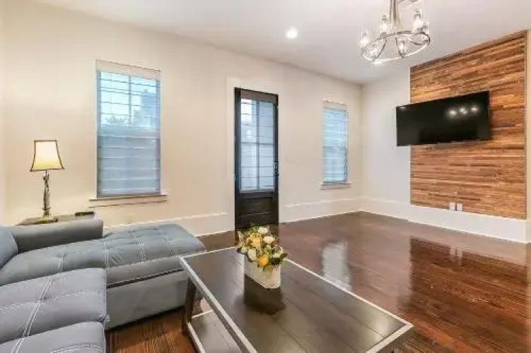 Luxury Loft-Style 3BR Townhouse by Hosteeva