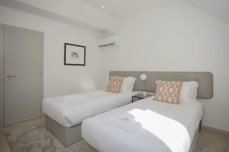 Liiiving - Luxury Beachfront Apartment V