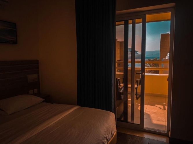 Deluxe Double room with balcony and with partial sea view
