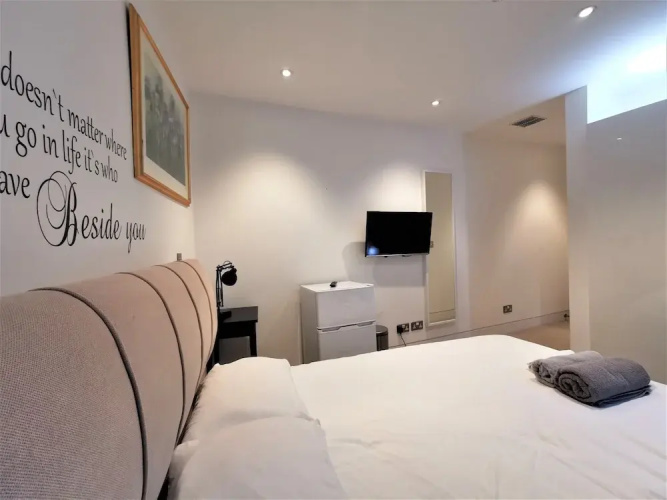 Double Room with Balcony - 3b