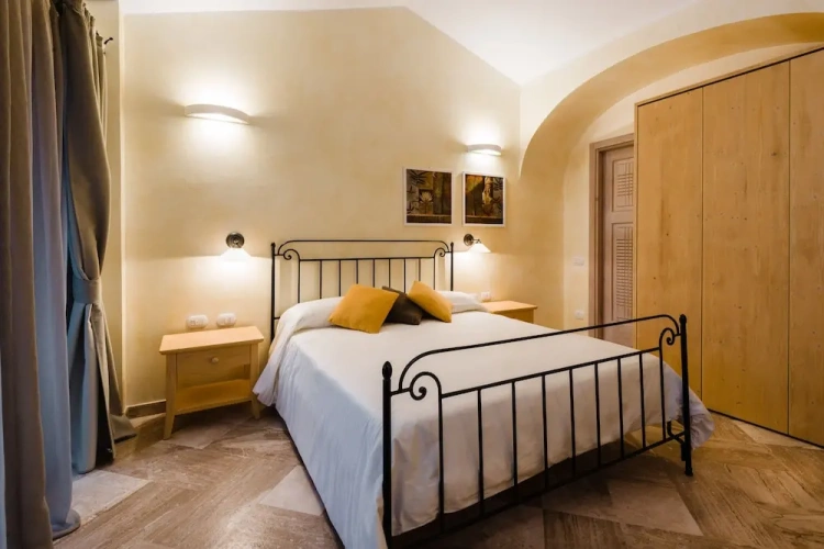 5 Bedrooms Apartment