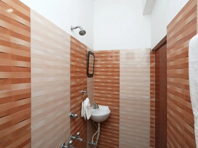 OYO 16058 Classic Inn