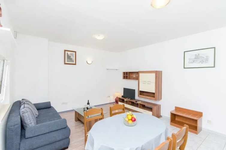 Apartments and Rooms Iva