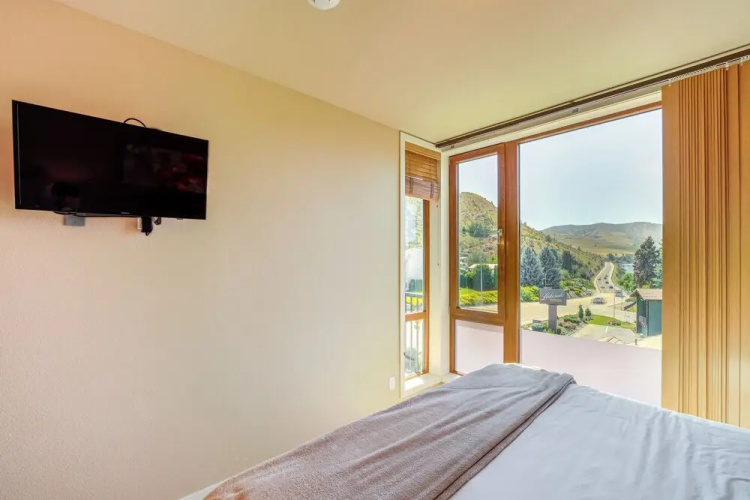Chelan Home: Views, Pool, Hot Tub, & Beach Access
