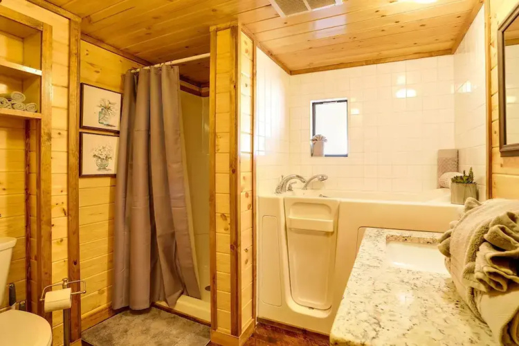 Broken Bow Abode w/ Hot Tub < 7 Mi to Lake!