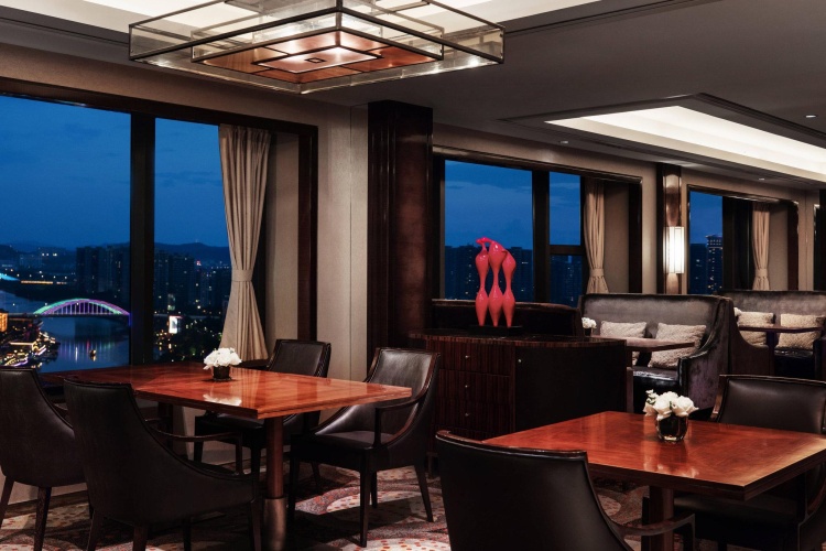 Standard Twin Club room with city view
