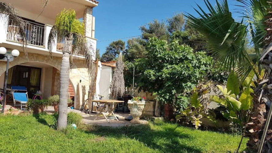 Villa rosa fronte mare