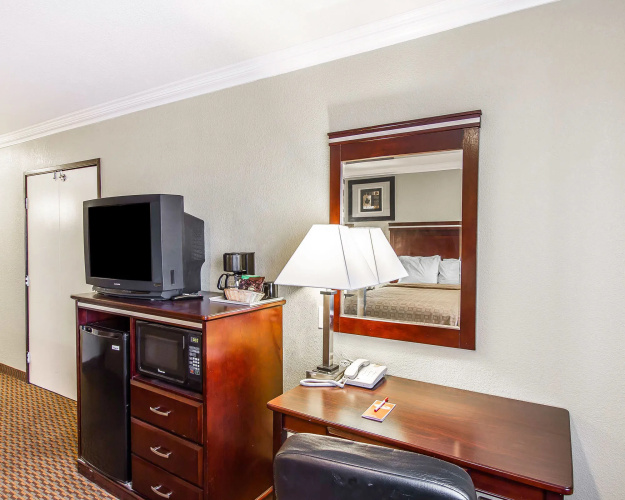 Econo Lodge Inn & Suites