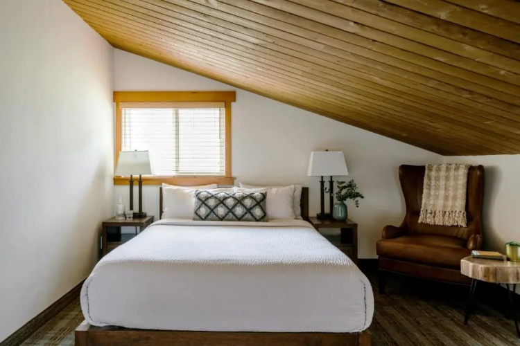 Pyramid Lake Lodge