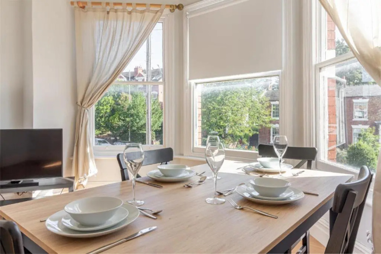 Modern 2 Bedroom Apartment with Free Parking!