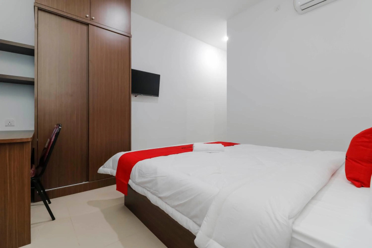 RedDoorz Plus Near Kepri Mall
