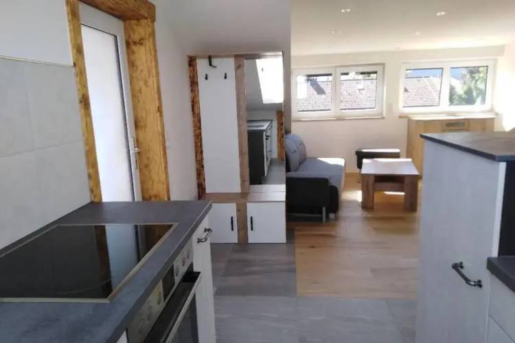 Komplette Dachwohnung mit Balkon und Bergblick