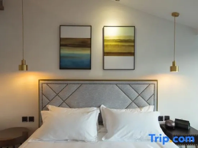 2 Bedrooms Family Suite with street view