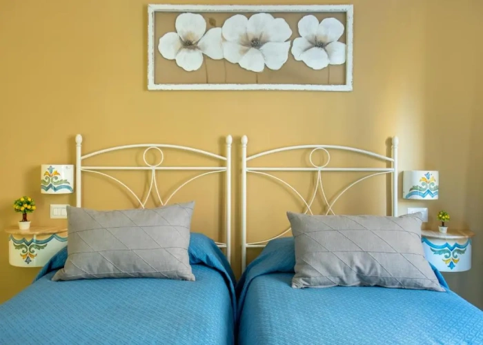 Standard Twin room with partial sea view