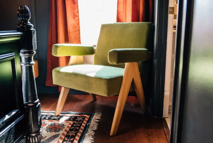 Moody Blues Studio Perfect for Work or Romance