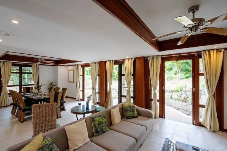 4 Bedrooms Villa