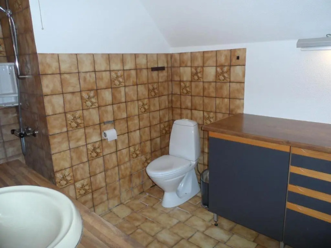 Logi i hus med kunst og have
