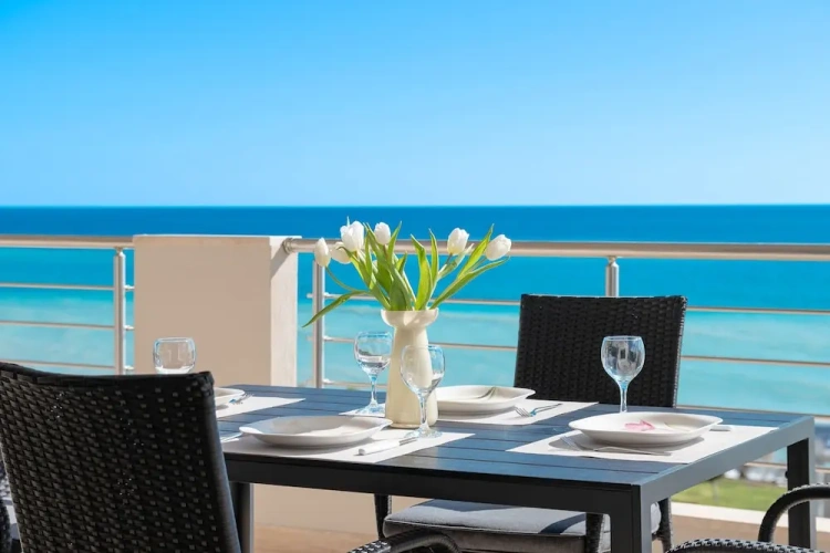 2 Bedrooms Villa with balcony and with sea view