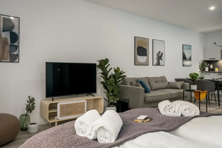 BRIGHT: Stylish & Central - Kitchen - Netflix