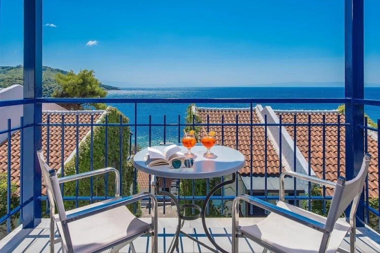 Standard room with balcony and with partial sea view