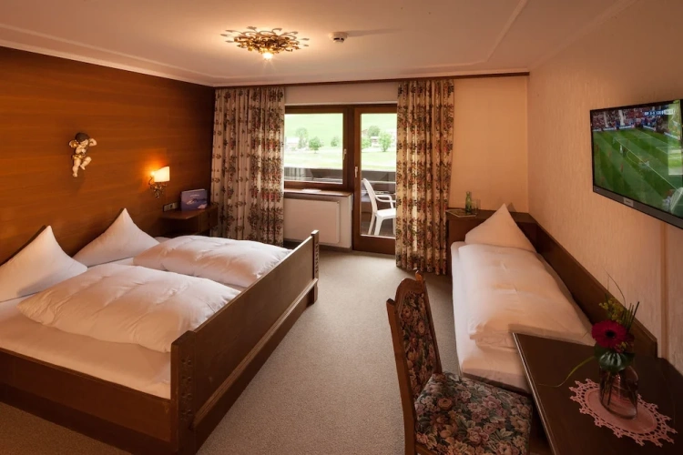 Standard Triple room with mountain view