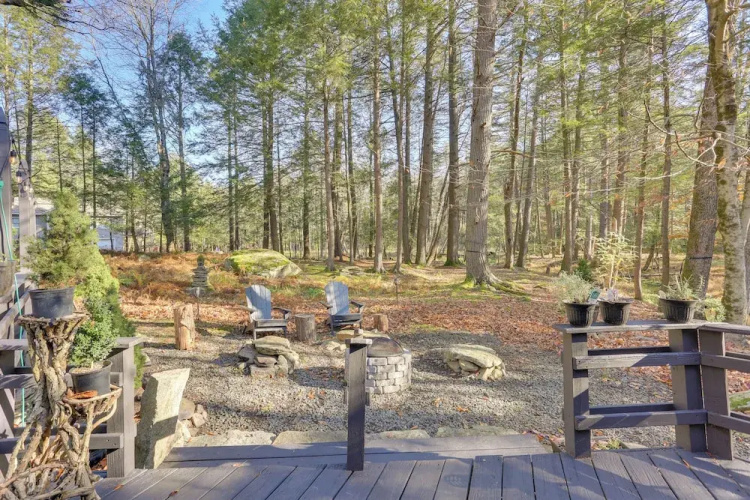 Cozy Catskills Cottage: Creekside Deck & Fire Pit