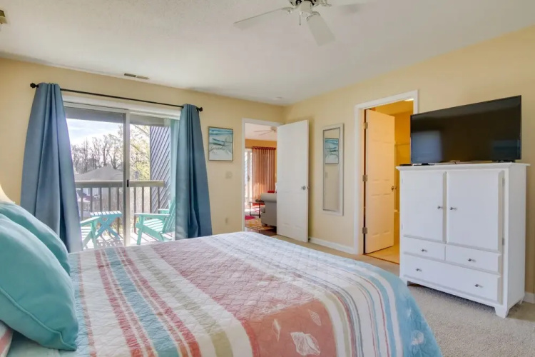 2 Mi to Ocean: Rehoboth Beach Condo w/ Pool Access