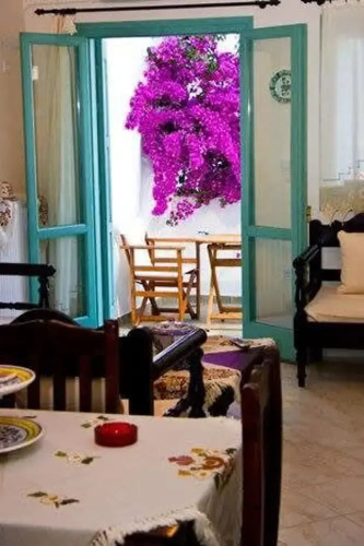 Skyros Luxury Poolside Getaway