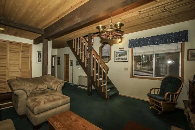 Wind Chimes - 3 Br home by RedAwning