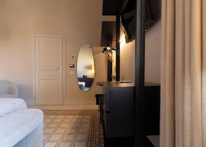 Deluxe room with balcony and with city view