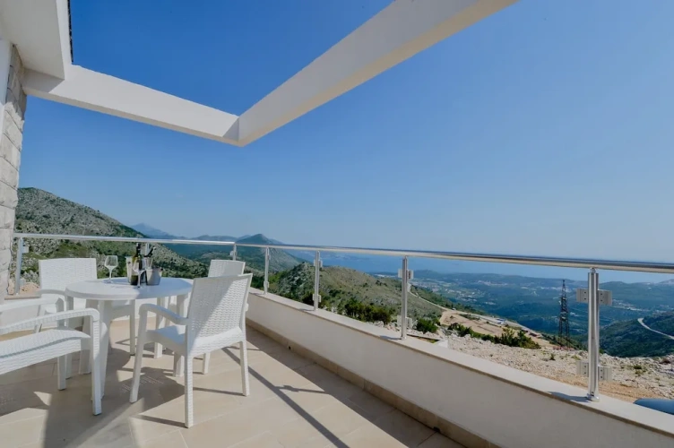 6 Bedrooms Villa