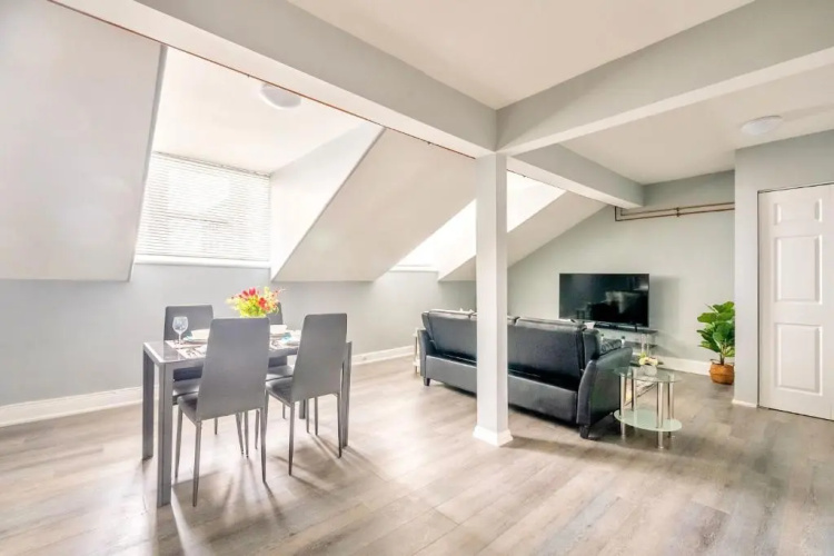 Charming 2BR Apartment - Downtown Hamilton