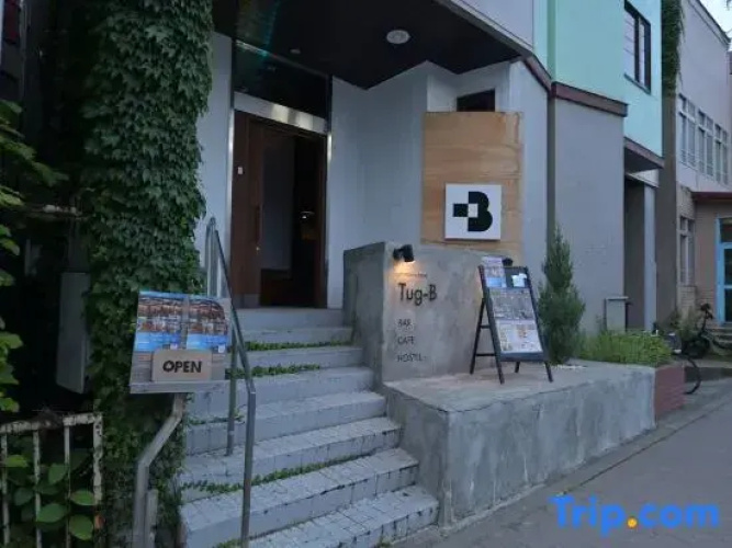 Tug-B Bar&Hostel