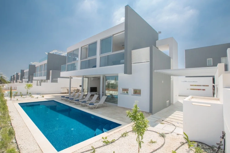 3 Bedrooms Villa with garden view