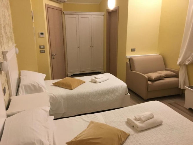 Standard Triple room with city view
