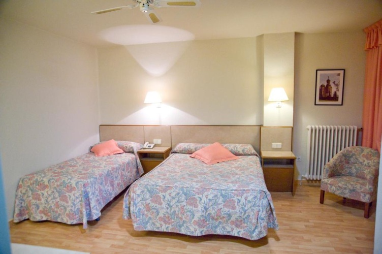 Standard Triple room