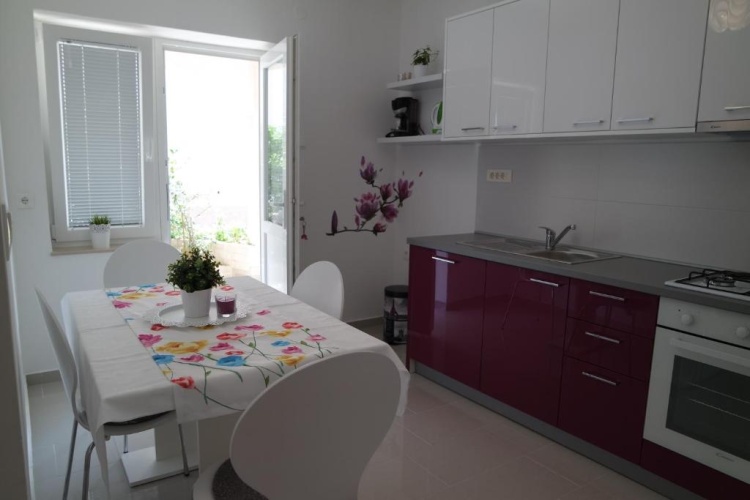 Apartment with garden view