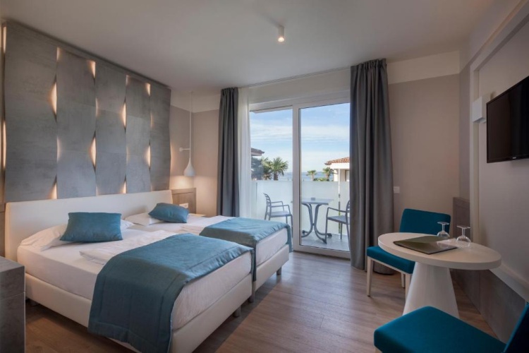 Standard Twin room with balcony