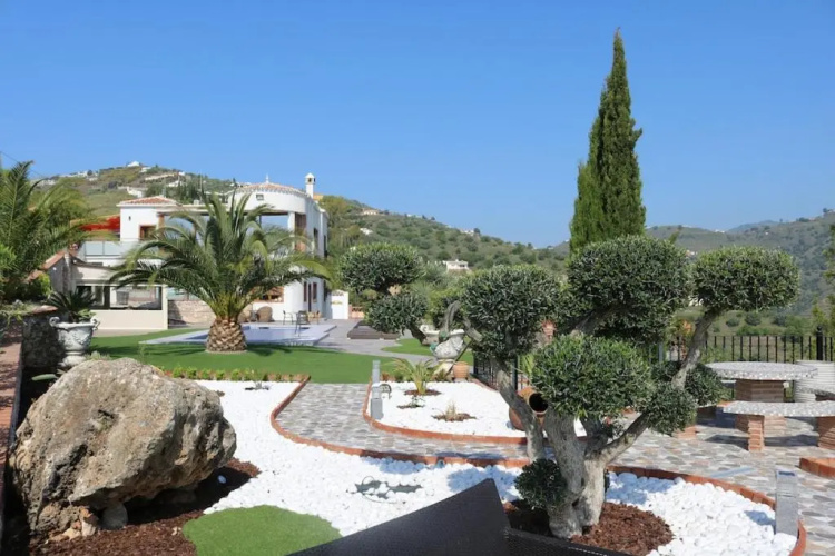 Exceptional Costa del Sol villa for 8, Hi spec, Tranquil setting, Amazing views. Heated pool.