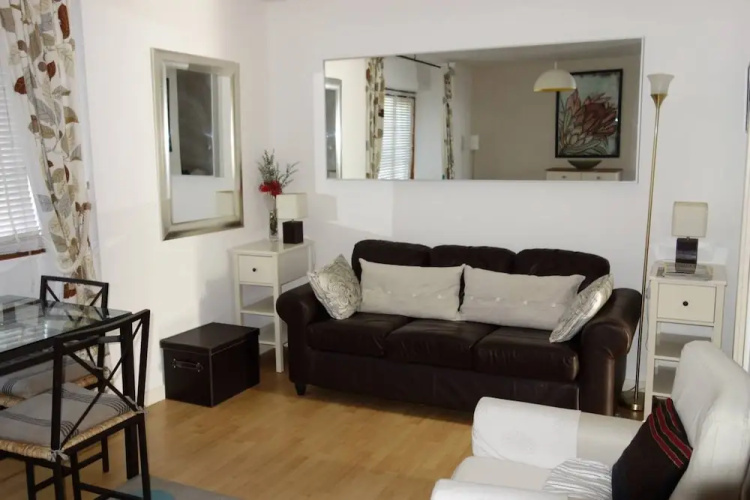 1 Bedroom Studio Flat With Free Parking Sleeps 2